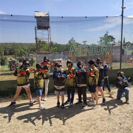 Foto real de grupo infantil en MontiAventura